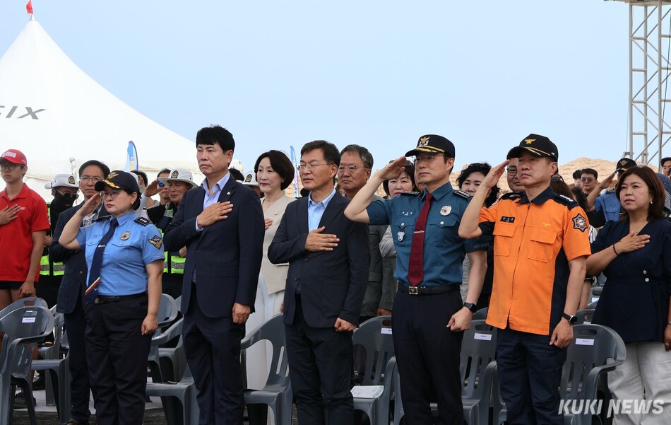 강릉시가 4일 오후 경포해수욕장 중앙광장에서 김중남 강릉시장을 비롯, 허병관 강릉시의장, 강릉시의원, 강릉경찰서장·강릉해양경찰서장·강릉소방서장, 지역 기관·단체장, 해수욕장 관계자, 시민·관광객 등 500여명이 참석한 가운데 ‘2026년 경포해수욕장 개장식’을 개최, 안전한 여름철 해수욕장 운영의 시작을 알렸다. 개장식 모습. 전인수 기자