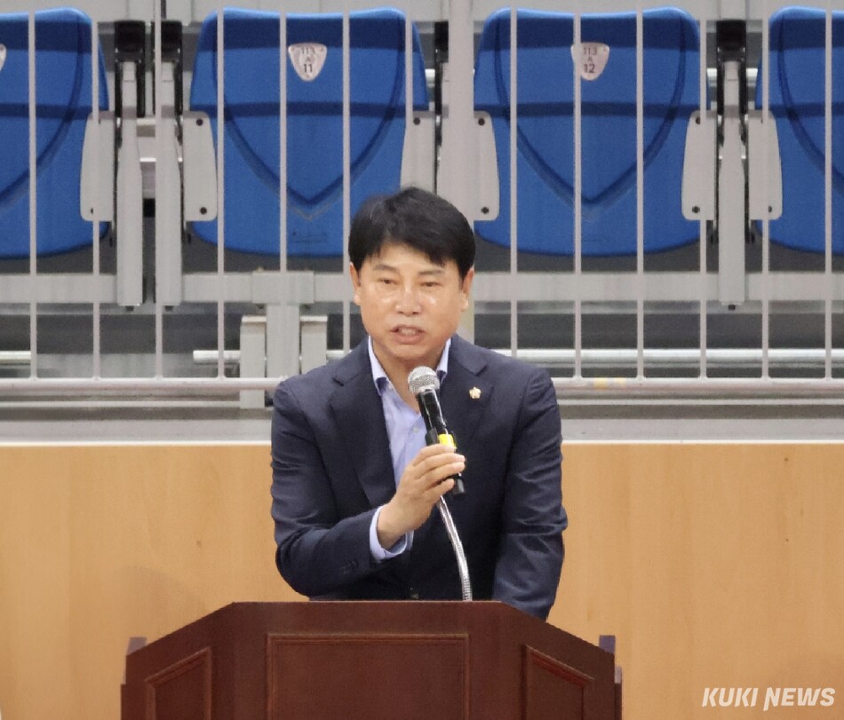 강릉시탁구협회가 주최하는 ‘제23회 강릉 전국가족 생활체육 탁구대회’가 3일부터 5일까지 3일간 전국 탁구 동호인 선수와 가족 등 1200여명이 참가한 가운데 강릉아레나에서 열려 경쟁을 통한 탁구에 대한 열정과 함께 동호인간 화합의 장이 펼쳐지고 있다. 허병관 강릉시의장 환영사. 전인수 기자