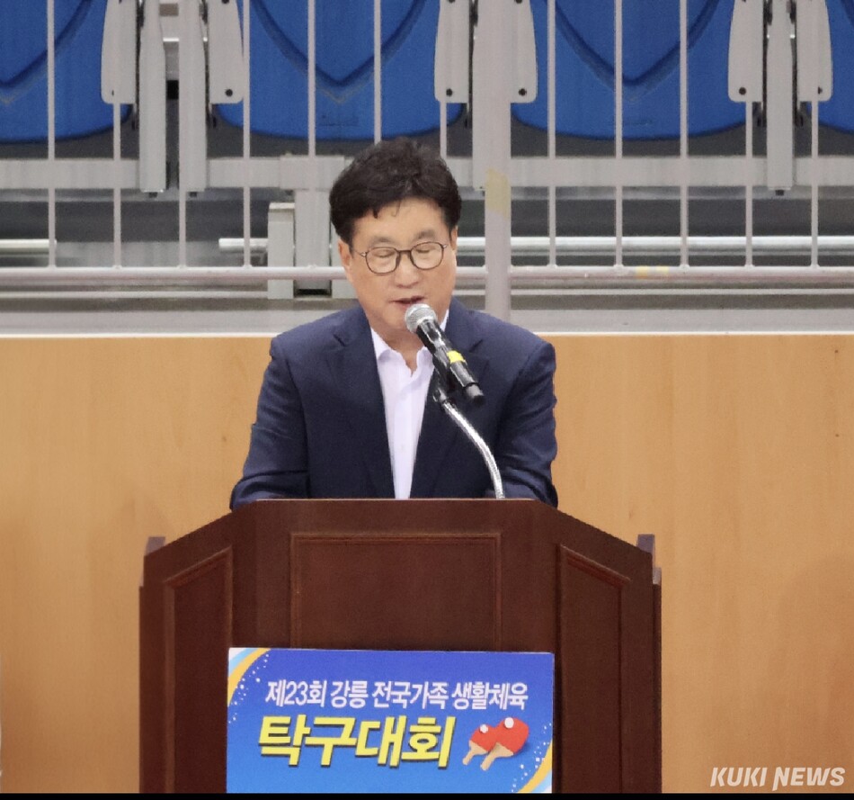 강릉시탁구협회가 주최하는 ‘제23회 강릉 전국가족 생활체육 탁구대회’가 3일부터 5일까지 3일간 전국 탁구 동호인 선수와 가족 등 1200여명이 참가한 가운데 강릉아레나에서 열려 경쟁을 통한 탁구에 대한 열정과 함께 동호인간 화합의 장이 펼쳐지고 있다. 박문석 강릉시탁구협회장 인사말. 전인수 기자