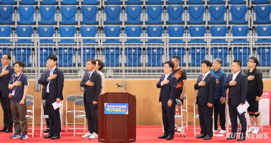 강릉시탁구협회가 주최하는 ‘제23회 강릉 전국가족 생활체육 탁구대회’가 3일부터 5일까지 3일간 전국 탁구 동호인 선수와 가족 등 1200여명이 참가한 가운데 강릉아레나에서 열려 경쟁을 통한 탁구에 대한 열정과 함께 동호인간 화합의 장이 펼쳐지고 있다. 개회식 모습. 전인수 기자