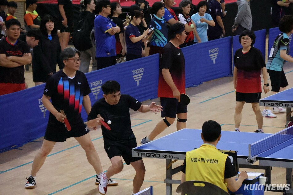 강릉시탁구협회가 주최하는 ‘제23회 강릉 전국가족 생활체육 탁구대회’가 3일부터 5일까지 3일간 전국 탁구 동호인 선수와 가족 등 1200여명이 참가한 가운데 강릉아레나에서 열려 경쟁을 통한 탁구에 대한 열정과 함께 동호인간 화합의 장이 펼쳐지고 있다. 경기 모습. 전인수 기자