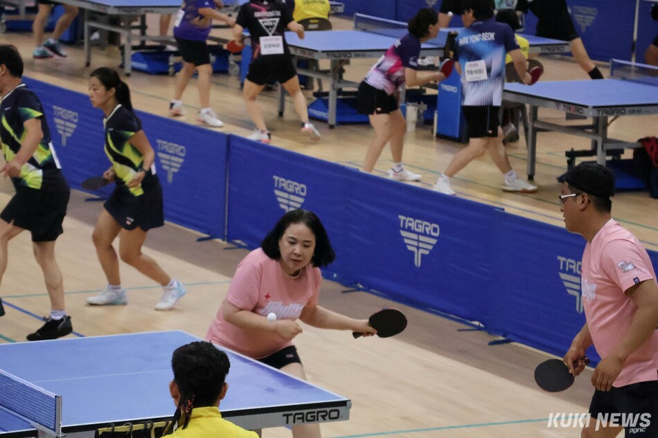 강릉시탁구협회가 주최하는 ‘제23회 강릉 전국가족 생활체육 탁구대회’가 3일부터 5일까지 3일간 전국 탁구 동호인 선수와 가족 등 1200여명이 참가한 가운데 강릉아레나에서 열려 경쟁을 통한 탁구에 대한 열정과 함께 동호인간 화합의 장이 펼쳐지고 있다. 경기 모습. 전인수 기자