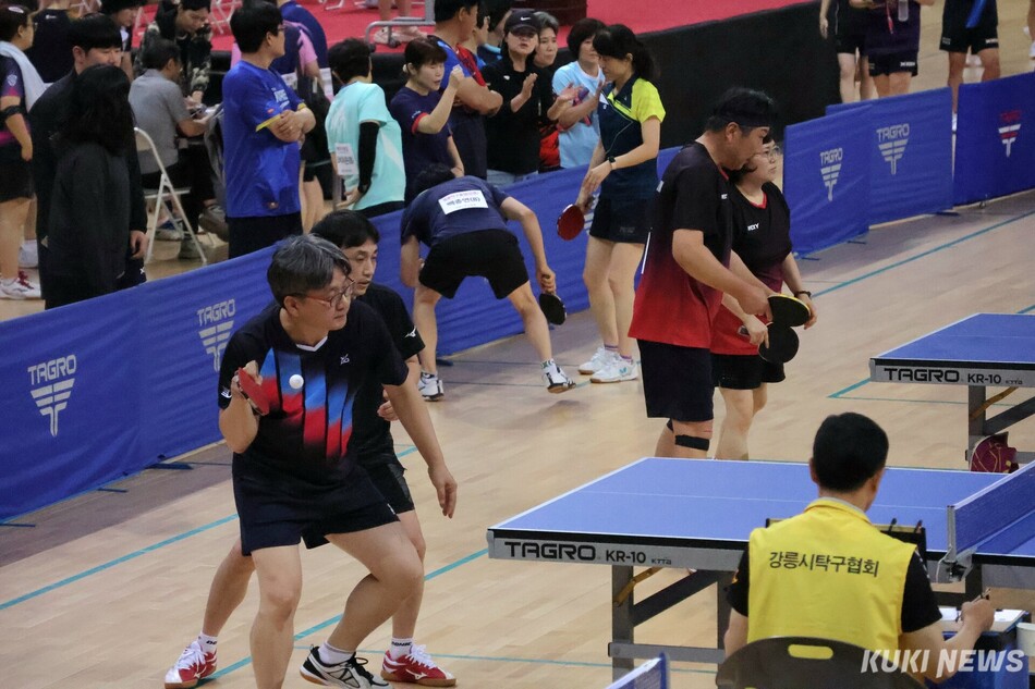 강릉시탁구협회가 주최하는 ‘제23회 강릉 전국가족 생활체육 탁구대회’가 3일부터 5일까지 3일간 전국 탁구 동호인 선수와 가족 등 1200여명이 참가한 가운데 강릉아레나에서 열려 경쟁을 통한 탁구에 대한 열정과 함께 동호인간 화합의 장이 펼쳐지고 있다. 경기 모습. 전인수 기자
