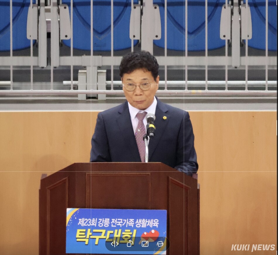 강릉시탁구협회가 주최하는 ‘제23회 강릉 전국가족 생활체육 탁구대회’가 3일부터 5일까지 3일간 전국 탁구 동호인 선수와 가족 등 1200여명이 참가한 가운데 강릉아레나에서 열려 경쟁을 통한 탁구에 대한 열정과 함께 동호인간 화합의 장이 펼쳐지고 있다. 남상원 강원도탁구협회장 인사말. 전인수 기자