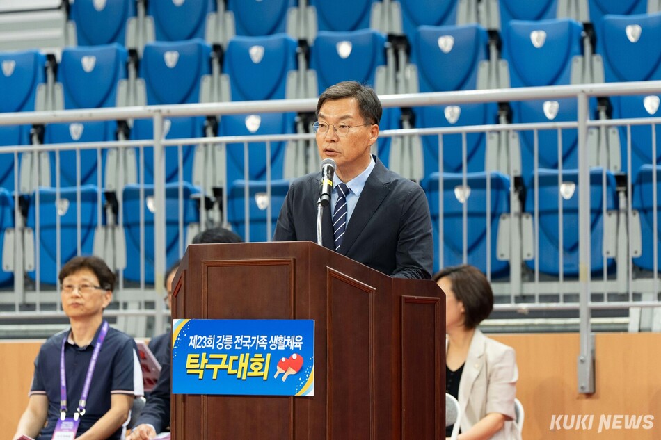 강릉시탁구협회가 주최하는 ‘제23회 강릉 전국가족 생활체육 탁구대회’가 3일부터 5일까지 3일간 전국 탁구 동호인 선수와 가족 등 1200여명이 참가한 가운데 강릉아레나에서 열려 경쟁을 통한 탁구에 대한 열정과 함께 동호인간 화합의 장이 펼쳐지고 있다. 김중남 강릉시장 환영사. 전인수 기자