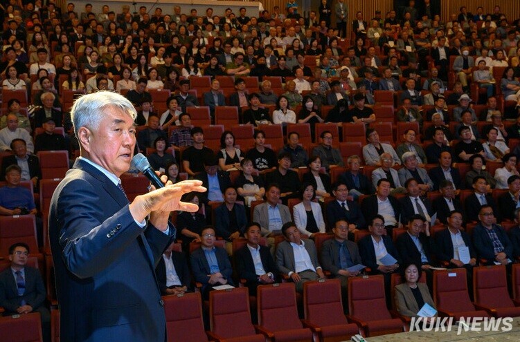 지난 1일 민선 9기 정선 군정 출범식에서 최승준 정선군수가 다양한 정책을 브리핑하고 있다. 쿠키뉴스 DB