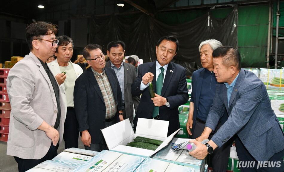 김세훈 화천군수가 지난 3일 밤, 서울시 가락동 농산물 도매시장을 찾아 화천산 오이와 애호박 유통 현황을 점검하고 있다.(화천군 제공)