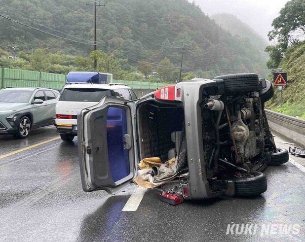 지난해 발생한 강원 삼척시 도계읍 홍전교차로 인근 빗길 사고 현장. 쿠키뉴스 DB