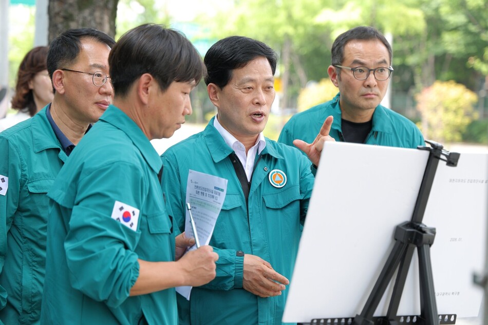 이근수 대구 북구청장이 4일 우수기 대비 재해 취약지역과 방재시설을 점검하고 있다. 북구청 제공