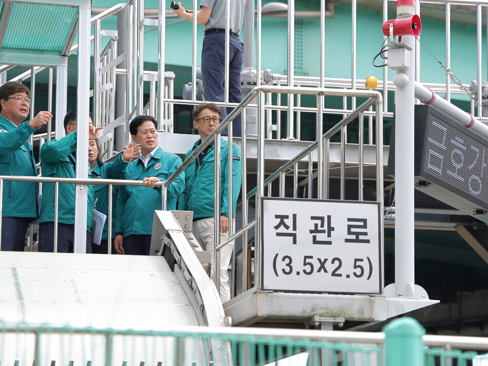 이근수 북구청장이 4일 여름철 우수기를 대비해 노곡배수펌프장을 둘러보고 있다. 북구청 제공