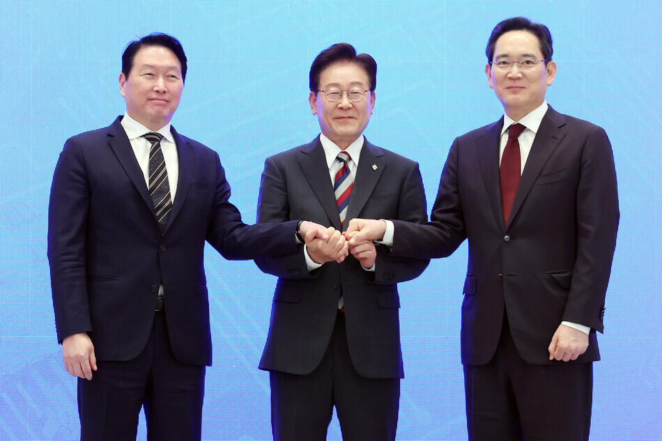 이재명(가운데) 대통령과 이재용(오른쪽) 삼성전자 회장, 최태원(왼쪽) SK그룹 회장이 29일 청와대 영빈관에서 열린 대한민국 대도약 3대 메가프로젝트 국민보고회 기업 투자계획 발표 후 손을 잡고 있다. 연합뉴스
