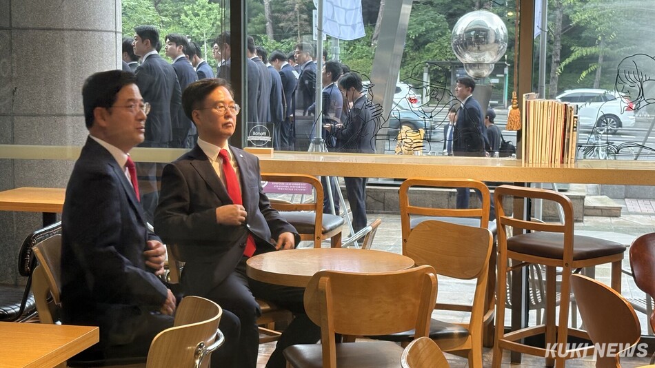 5일 서울 강남구 예림당 아트홀 1층 카페에 앉아있는 오일근 롯데건설 대표이사. 이유림 기자