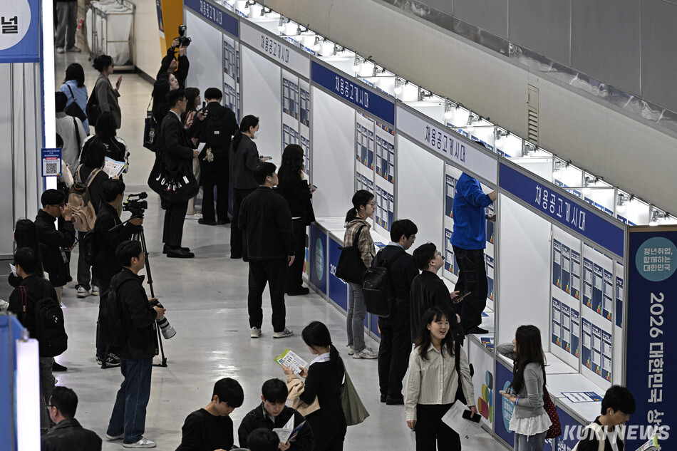 지난 4월27일 서울 서초구 aT 센터에서 열린 ‘2026 대한민국 상생 채용박람회’를 찾은 구직자들이 채용공고판를 보고 있다. 남동균 기자