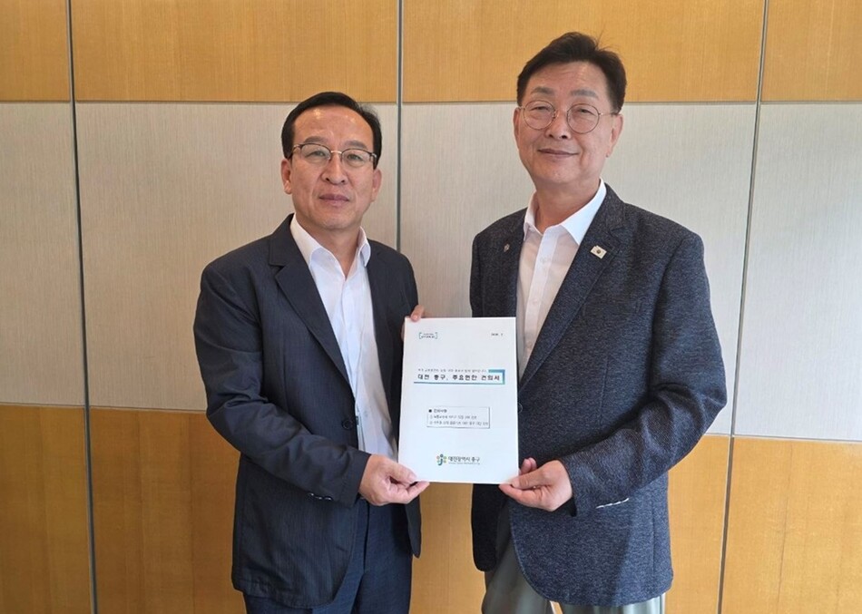 김제선 대전 중구청장이 3일 전성환 대통령실 경청통합수석비서관을 만나 대전 중구의 주요 현안을 제안하고 이를 남기고 있다. 대전 중구청