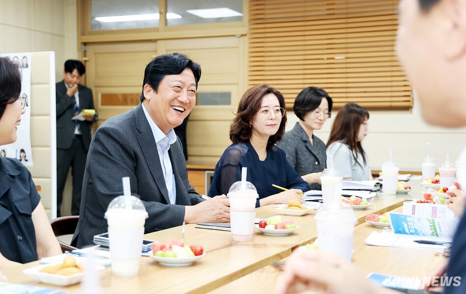 손배찬 파주시장이 취임 후 첫 현장 일정으로 산내초등학교를 방문해 교육환경 개선 방안을 논의하고 있다. 파주시 제공