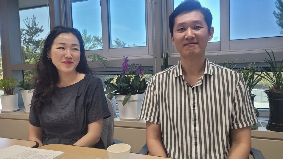 천안시청에서 근무하는 주택관리사 최대희(오른쪽), 박세희씨. 조한필 기자