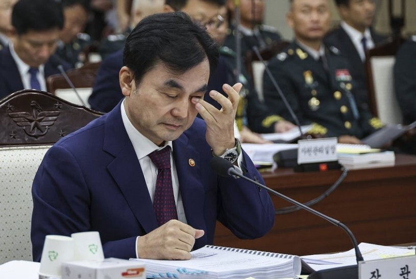 지난해 10월13일 서울 용산구 국방부 청사에서 열린 2025 국방부 국정감사에서 안규백 국방부 장관이 출석해 눈을 비비고 있다. 연합뉴스