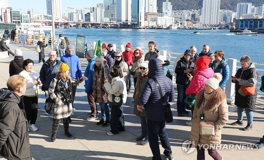 부산을 찾은 외국인 관광객. 사진 연합뉴스