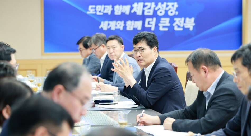 이원택 전북특별자치도지사가 지난 3일 간부회의를 통해 도청사 전면 개방 등 도민주권에 중심을 둔 도정 운영을 주문하고 있다.