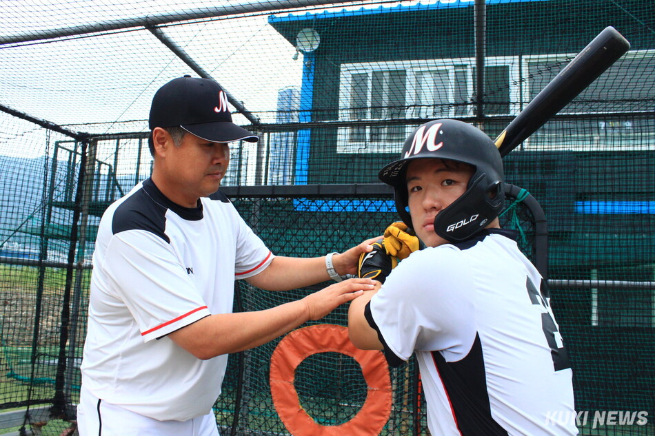 강승영 물금고교 감독이 지난 3일 노진모 주장 선수 타격 자세를 지도하고 있다. 신정윤 기자