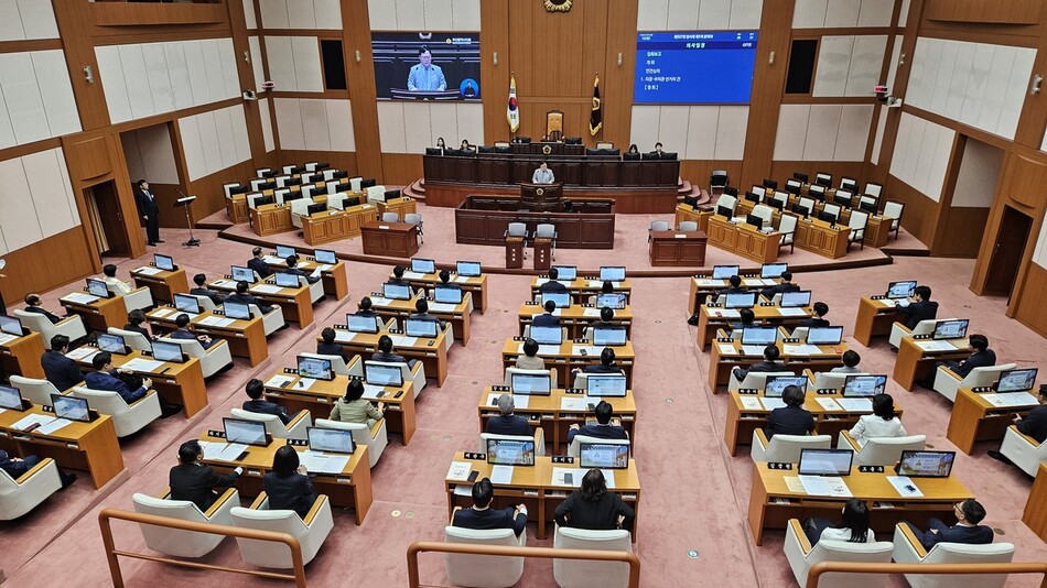 제10대 부산시의회는 6일 첫 본회의를 열어 국민의힘 강무길 시의원을 전반기 의장으로 선출하는 등 본격 의정 활동에 들어갔다. 사진 연합뉴스