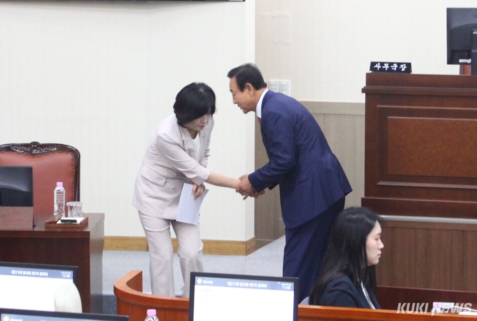 박일배 의원이 6일 2차 표결 끝에 의장직에 당선된 뒤 정숙남 임시의장과 인사를 하고 있다. 신정윤 기자
