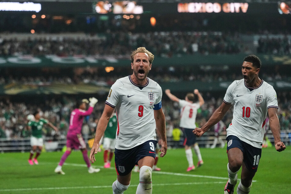 잉글랜드의 세 번째 골을 터트린 ‘축구 종가’의 주장 해리 케인이 환호하고 있다. 잉글랜드는 멕시코를 3-2로 제압하고 8강에 올랐다. AP연합