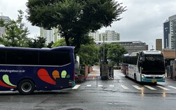 ‘방문 사과’·‘묘역 참배’ 배재고·광주일고 화해 국면에도…바깥은 설전