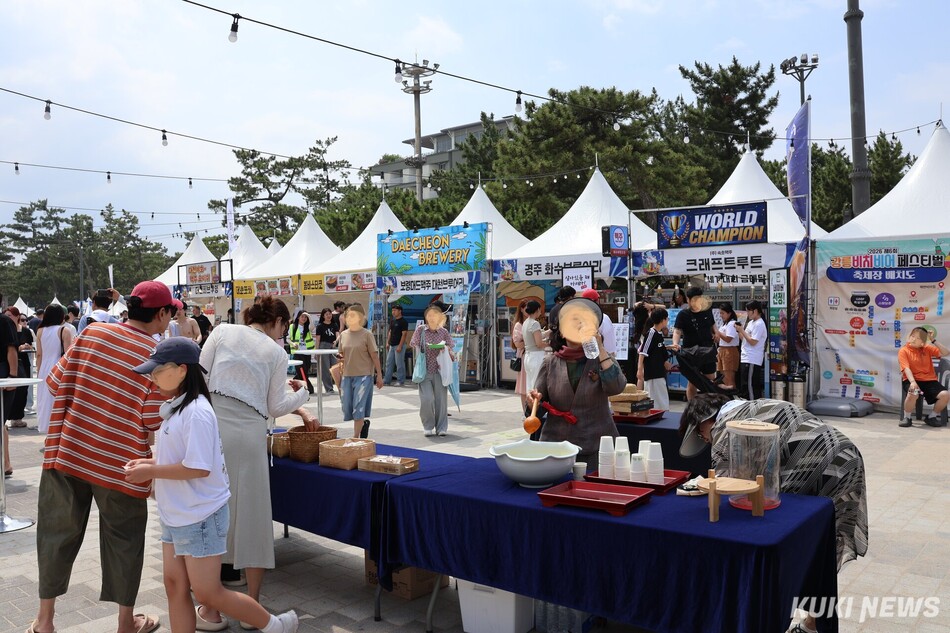 지난 3일부터 5일까지 3일간 경포해변 중앙광장 일원에서 열린 ‘2026 제6회 강릉 비치비어 페스티벌’이 12만5000여명의 방문객이 찾는 등 관광객의 큰 호응속에 성황리에 마무리 됐다. 전인수 기자