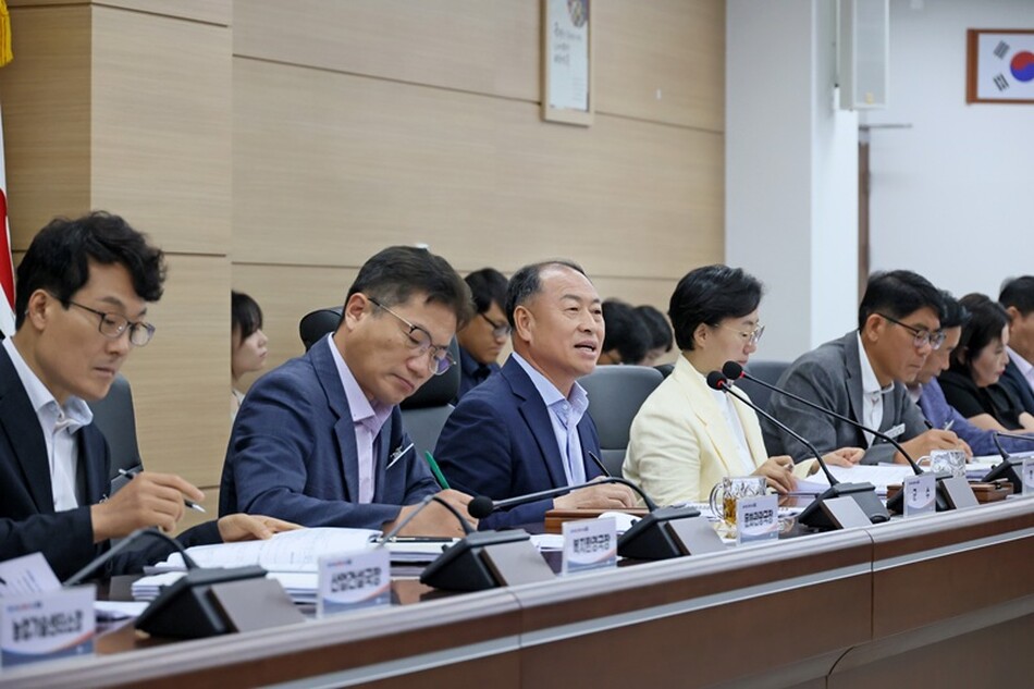 한득수 임실군수가 6일 간부회의를 통해 부서별 주요 업무 추진 계획을 보고받고 있다.
