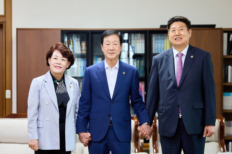 대구시의회가 6일 전반기 의장단을 선출했다. 왼쪽부터 이태손 제1부의장, 임인환 의장, 김재용 제2부의장. 대구시의회 제공