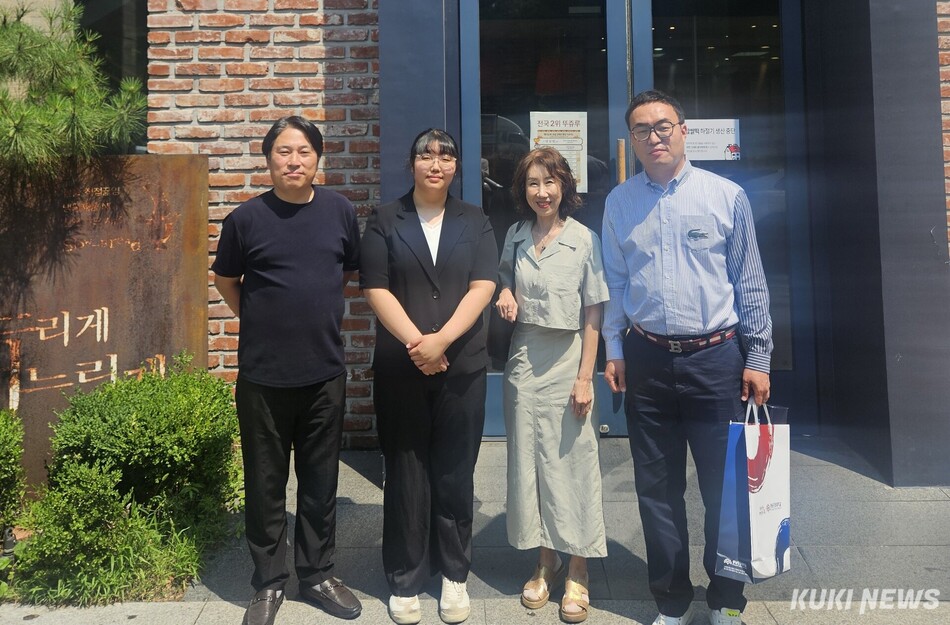 충남도립대학교 호텔조리제빵학과 남기현 학생(왼쪽 두번째)이 천안의 대표 제과기업인 뚜쥬루과자점 공개채용에 최종 합격했다.
