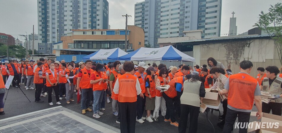 충남도는 지난 4일 논산 화지중앙시장 일대에서 충남지역공동체활성화센터, 충남자원봉사센터와 공동으로 주변 마을 일대 환경정화를 실시했다.