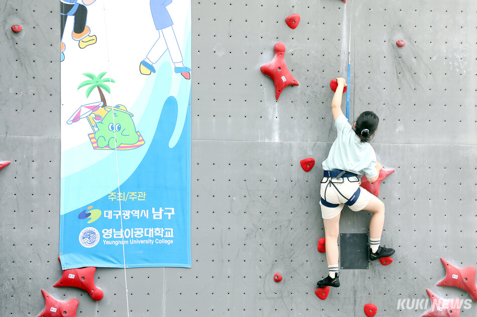 영남이공대와 대구 남구청이 운영한 ‘2026 신나는 클라이밍 체험행사’에 참가한 한 시민이 암벽을 타고 있다. 최태욱 기자