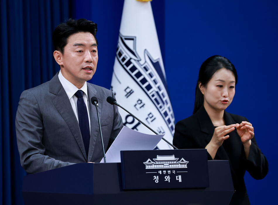 강훈식 비서실장이 6일 청와대 춘추관에서 이날 오전 열린 메가프로젝트 민관합동 점검회의 결과 브리핑을 하고 있다.연합뉴스