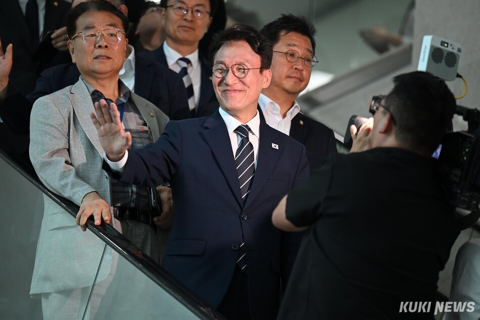 김민석 전 국무총리가 6일 출마 기자회견을 마치고 서울 영등포구 국회 소통관을 나서며 지지자들에게 인사하고 있다.