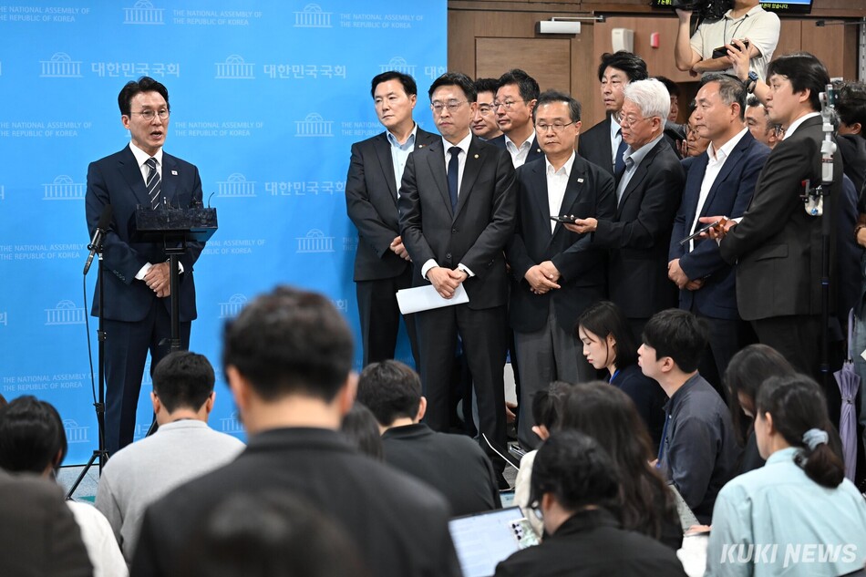 김민석 전 국무총리가 6일 서울 영등포구 국회 소통관에서 더불어민주당 대표 출마 기자회견을 마친 뒤 기자들의 질문에 답하고 있다.