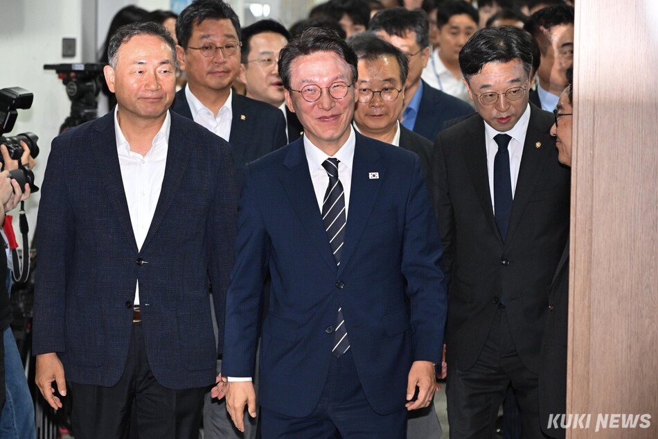 김민석 전 국무총리가 6일 더불어민주당 대표 출마 기자회견을 위해 서울 영등포구 국회 소통관에 들어서고 있다.