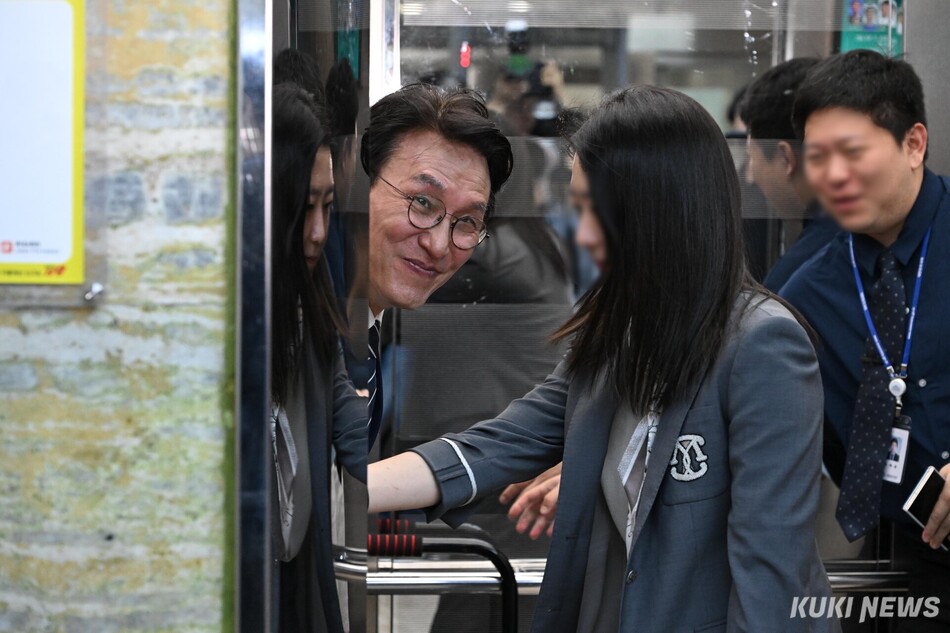 김민석 전 국무총리가 6일 서울 영등포구 국회에서 더불어민주당 대표 출마 기자회견을 마친 뒤 국방위원회 전체회의를 위해 이동하고 있다.