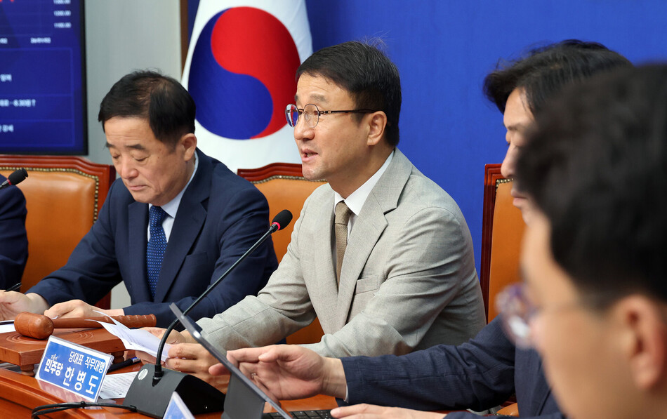 한병도 더불어민주당 당대표 직무대행 겸 원내대표가 6일 국회에서 열린 최고위원회의에서 발언하고 있다. 연합뉴스