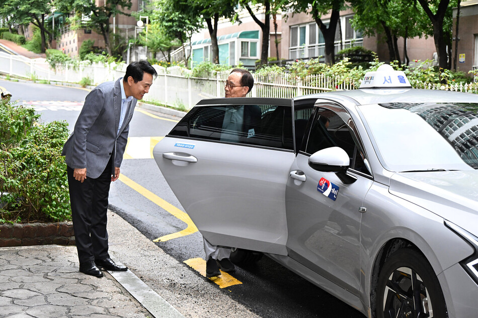 오세훈 서울시장이 6일 서울 서대문구 시립서대문노인종합복지관에서 방문 어르신과 동행 온다콜택시를 호출한 뒤 배웅하고 있다. 서울시 제공
