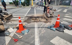 의령 중앙사거리 도로 일부 내려앉아…군 “안전조치 후 복구 중”
