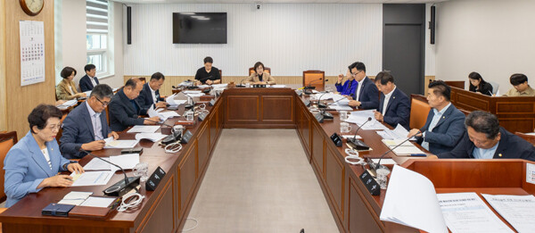 해남군의회는 6일 운영위원회실에서 제10대 의회 첫 의원간담회를 개최하고, 해남군 농촌경제과로부터 고유가 피해지원금 지급을 위한 예비비 사용계획(2차)을 보고받았다. /해남군의회