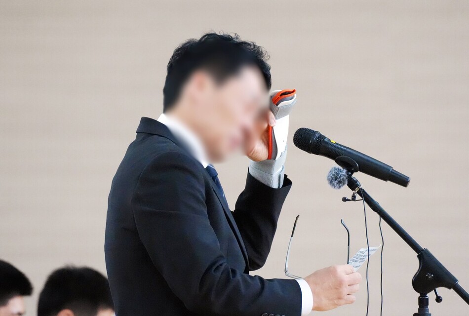 6일 오후 전남광주통합특별시 북구 광주제일고등학교 강당에서 배재고등학교 교장이 사과문을 낭독하다가 눈물을 흘리고 있다. 연합뉴스