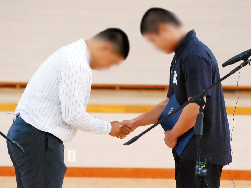 6일 오후 전남광주통합특별시 북구 광주제일고등학교 강당에서 배재고 야구부 선수(왼쪽)가 광주일고 야구부 선수에게 사과문을 전달한 뒤 인사하고 있다. 연합뉴스