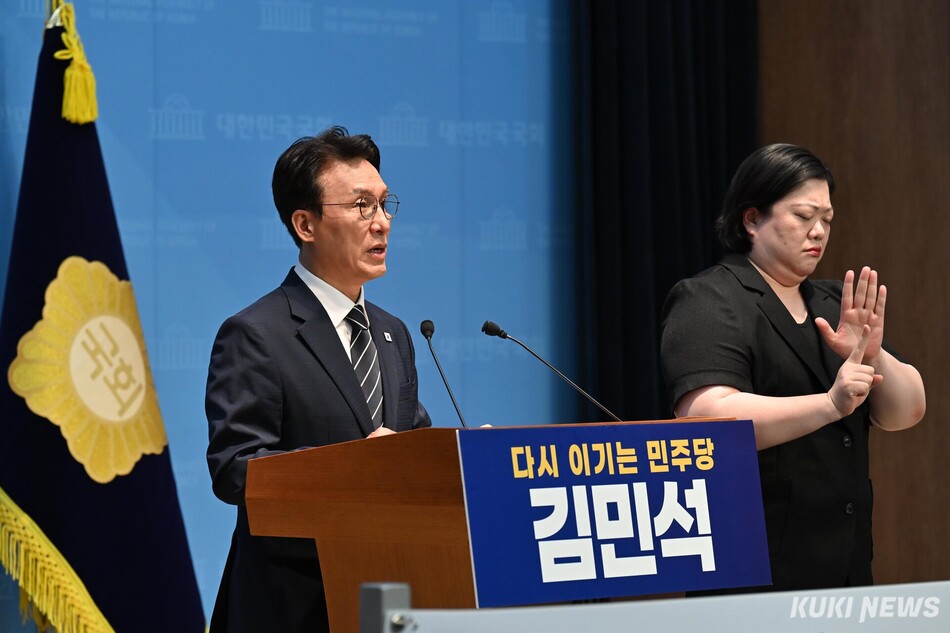 김민석 전 국무총리가 6일 서울 여의도 국회 소통관에서 더불어민주당 당대표 출마를 선언하고 있다. 임은재 기자