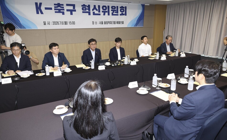 K-축구 혁신위원회 공동위원장인 최휘영 문화체육관광부 장관(왼쪽 세 번째)이 6일 서울 송파구 올림픽파크텔에서 열린 ‘K-축구혁신위원회‘ 출범식에서 발언하고 있다.