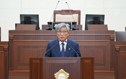 ‘전국 최다선’ 이재갑, 안동시의회 의장 선출…경북 첫 민주당 의장 탄생