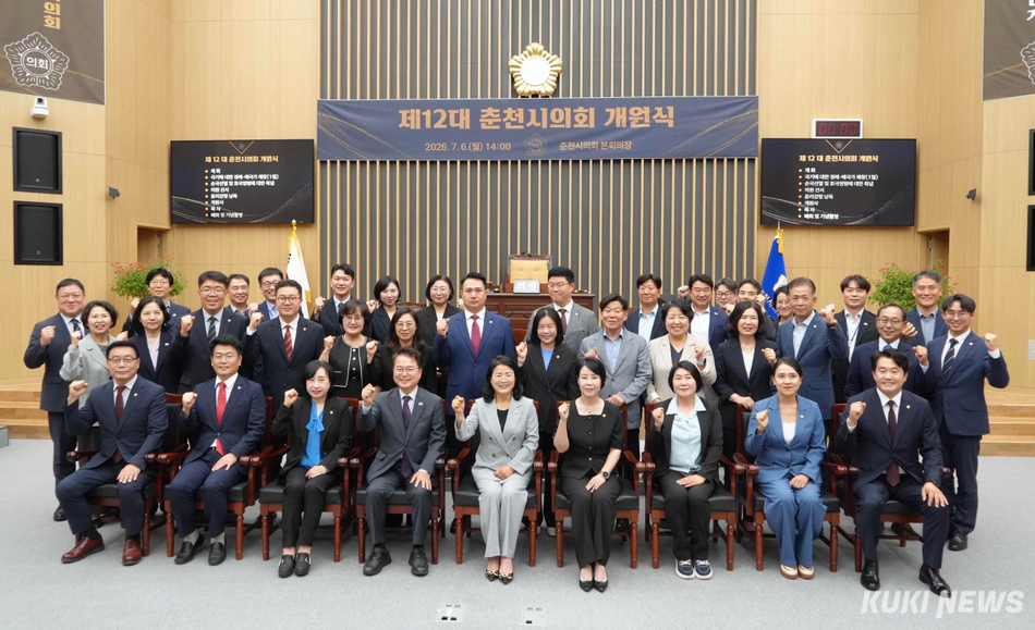6일 제12대 춘천시의회가 개원 후 육동한 춘천시장과 기념 촬영을 하고 있다.