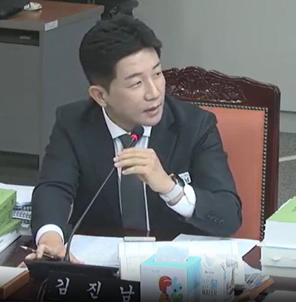 전남광주통합특별시의회 김진남 대변인은 6일 논평을 통해 “이재명 대통령이 통합시의회 제1호 조례인 ‘반도체 전략투자 지원 조례’의 취지에 공감하며 감사와 기대를 표한 것을 뜻깊게 받아들인다”고 밝혔다. /전남광주통합특별시의회